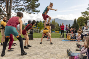 Akrobatische Performance von der Gruppe ConTakt.