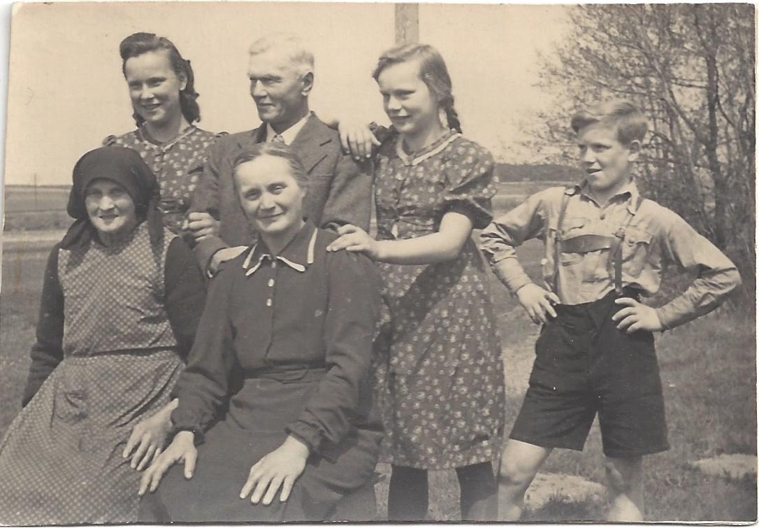 Erinnern Gailtal, historische Fotoaufnahme der Familie Wutti Grafenauer im Lager Frauenaurach